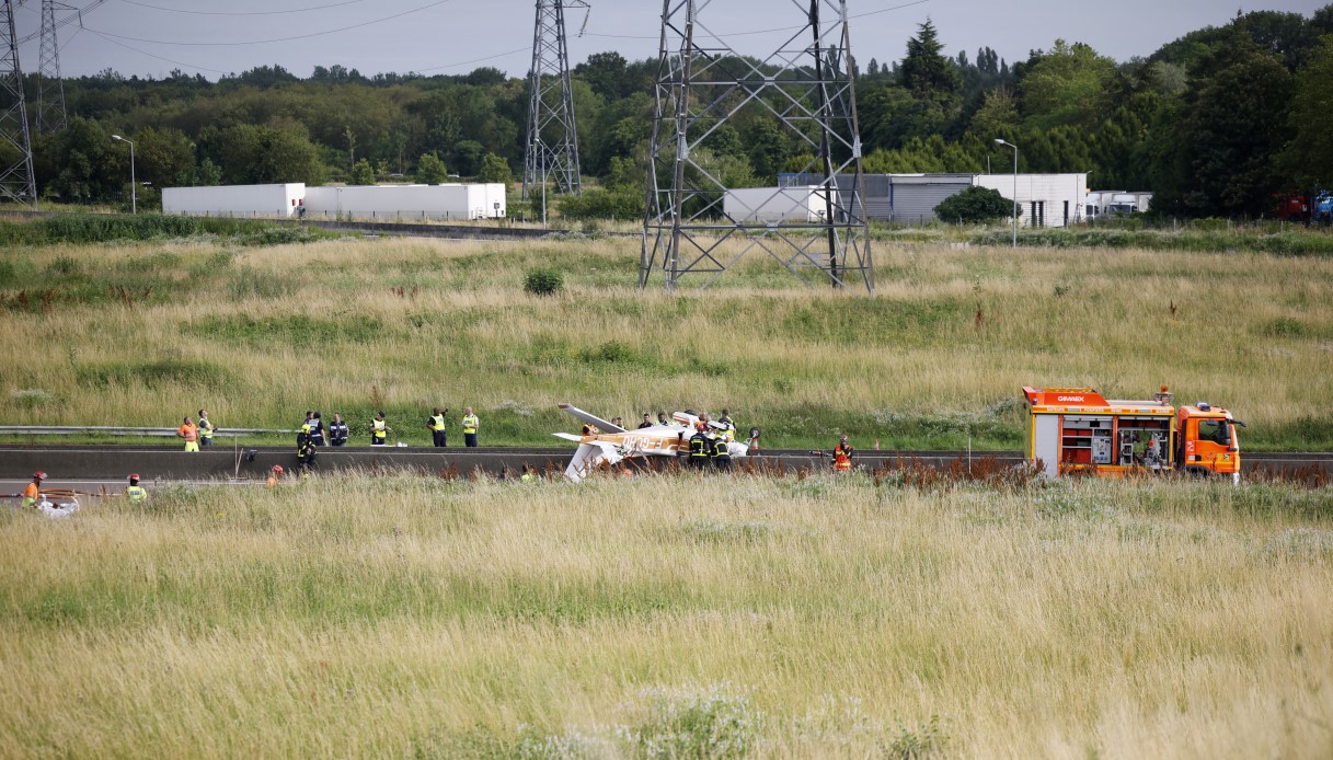 Aereo turistico si schianta in Francia sull'autostrada di Collégien vicino a Parigi: morti tutti i passeggeri