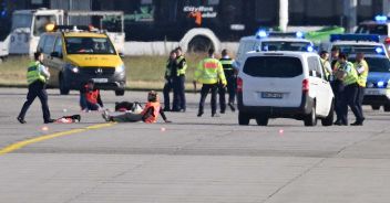 aeroporto-attivisti-francoforte-protesta