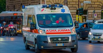 ambulanza-casorezzo-milano-auto-ribaltata