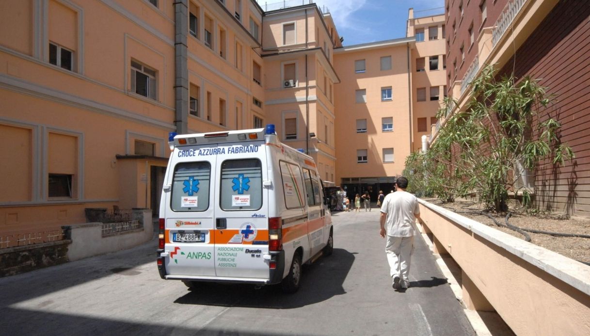 Apagão em Ancona e salas de cirurgia e departamentos de emergência e escuros do Hospital Infantil Salesiano