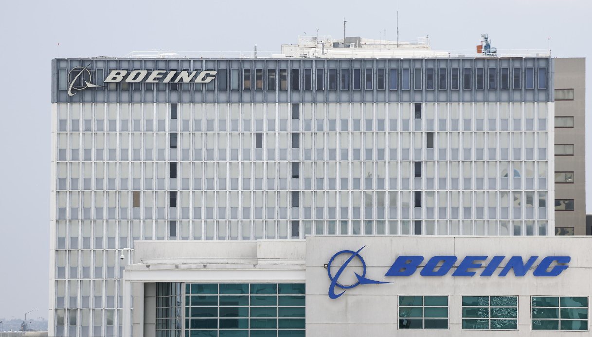 Boeing incidente aereo ruota Los Angeles