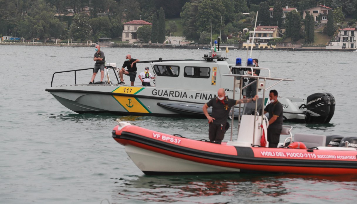 Il cadavere di una donna recuperato nel lago di Garda vicino alla costa ...