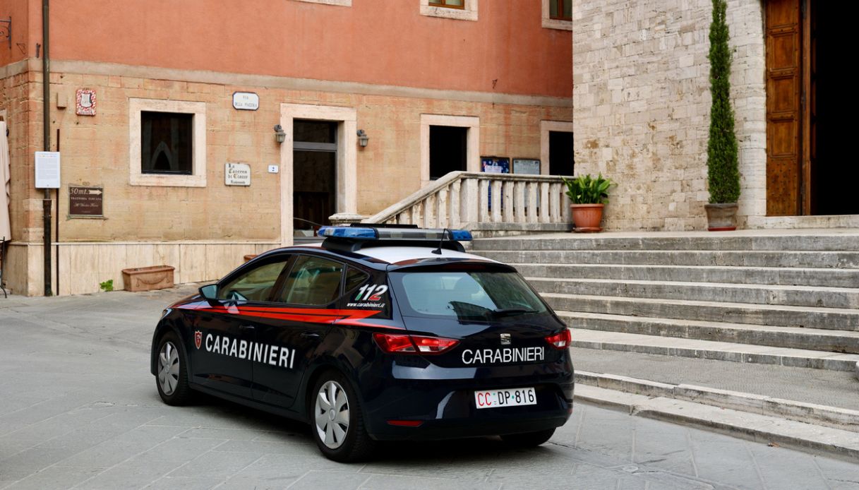 carabinieri fermati varese pusher accoltellamento