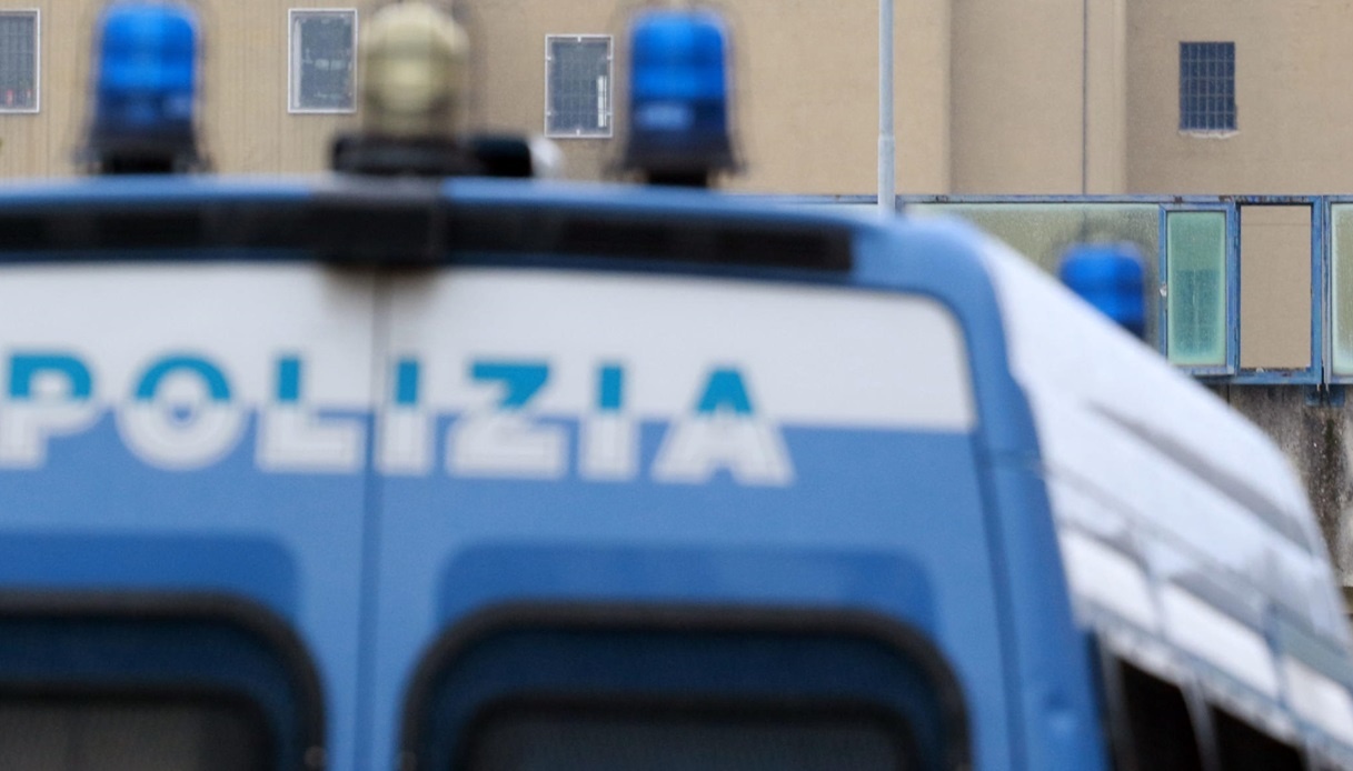 Dura protesta nel carcere di Trieste: chiusa via del Coroneo, scontri tra detenuti e poliziotti in tenuta antisommossa