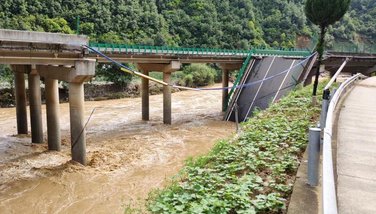 Crollo ponte autostrada in Cina