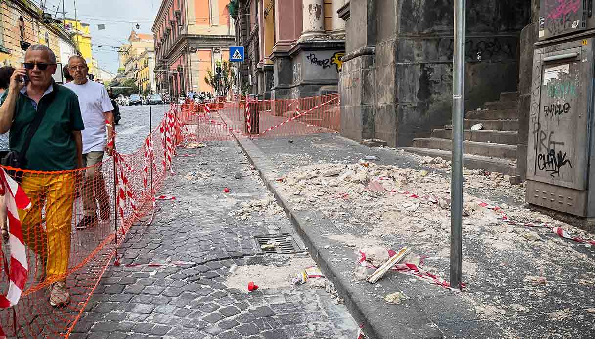 cornicione galleria principe napoli