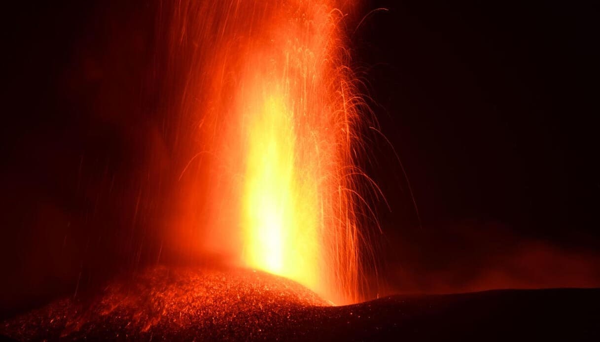 Etna in eruzione aeroporto Catania chiuso cenere