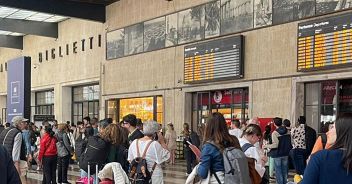 firenze-stazione-ritardi-binari-persona