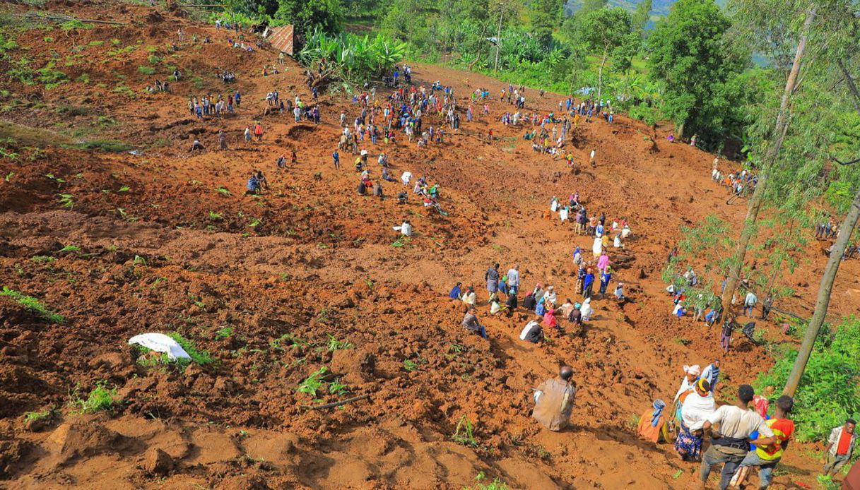 Frane in Etiopia, centinaia i morti e oltre 1000 bambini a rischio: si scava a mano, aiuti umanitari sul posto