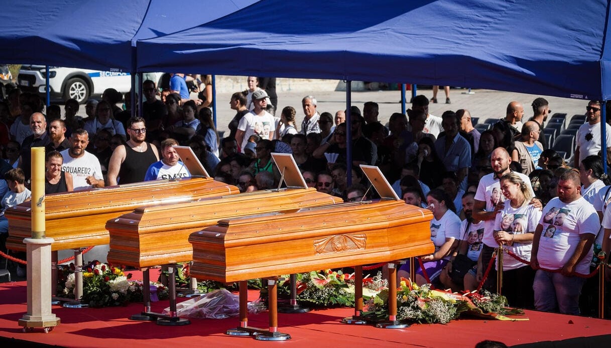 funerali crollo Scampia bare