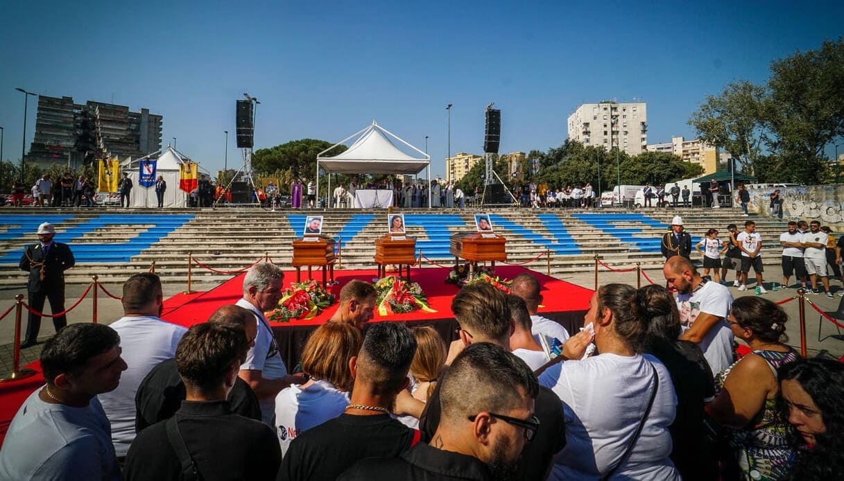 funerali scampia molte sedie vuote
