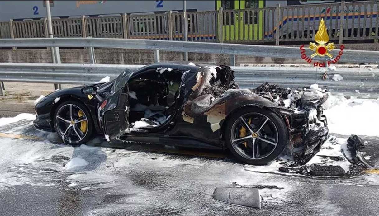 Incendio sulla Ferrari 296 GTS a Mestre, in fiamme il gioiello da 320 mila euro: pilota scampato alle fiamme