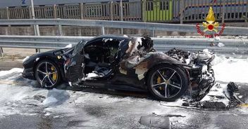 incendio Ferrari 296 GTS Mestre fiamme