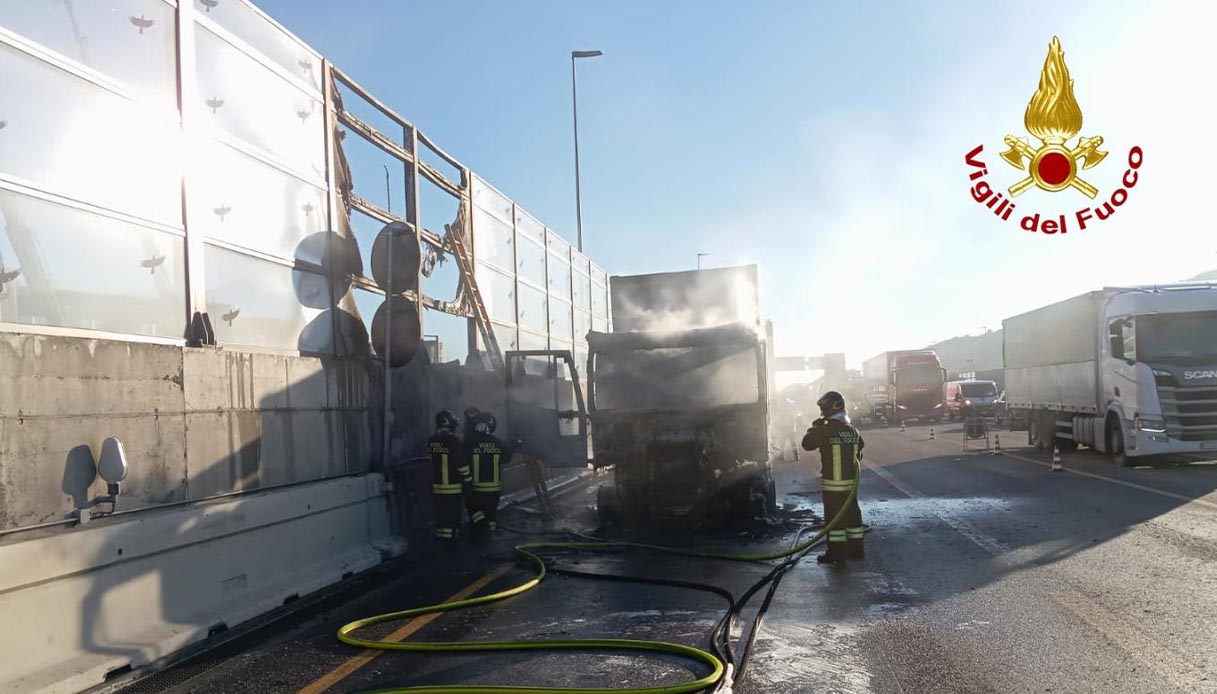 camion incendio a4 autostrada