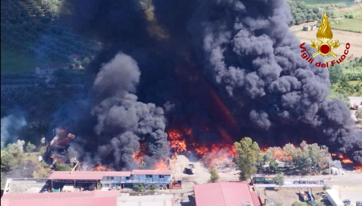 Incendio A Palmi In Calabria Fiamme Nel Deposito Di Rifiuti Paura Per La Nube Tossica Sulla Citt