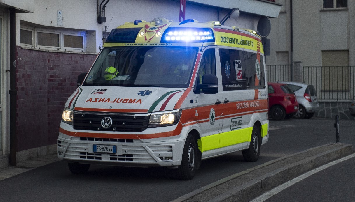 Incidente a Escalaplano in Sardegna, auto si schianta contro il muro di una casa: due morti, gravi due bimbi