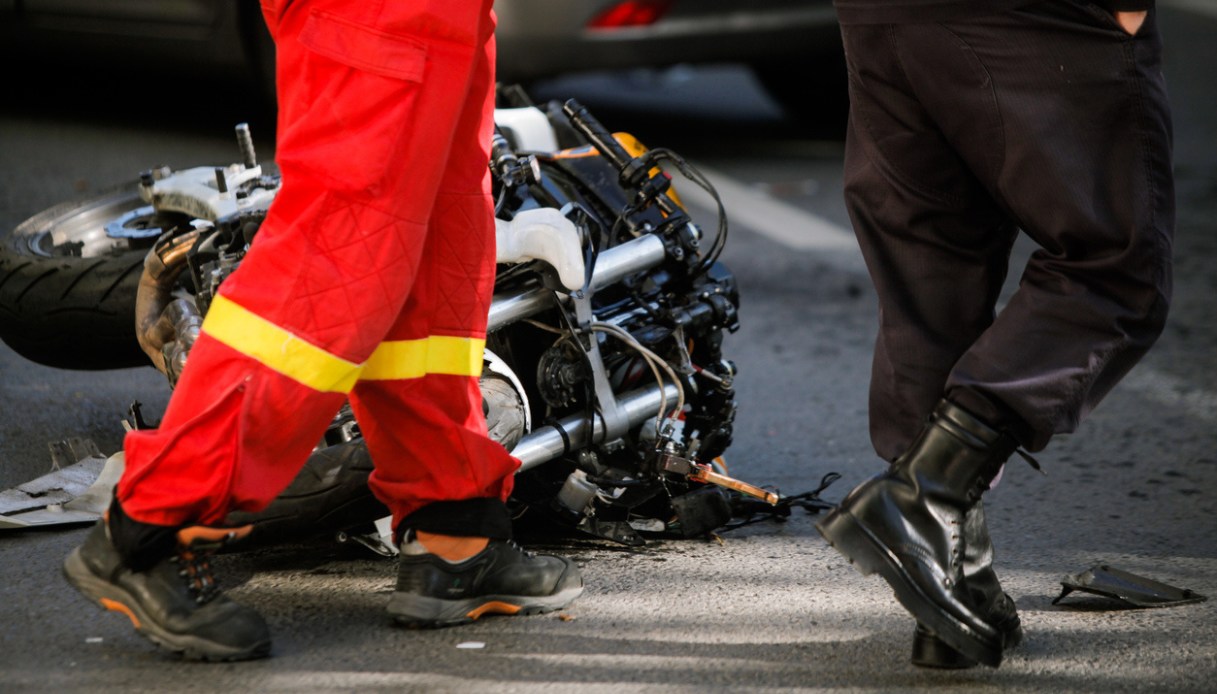 Incidente in viale Cesare Battisti a Monza tra moto, scontro frontale violento: due feriti gravi nell
