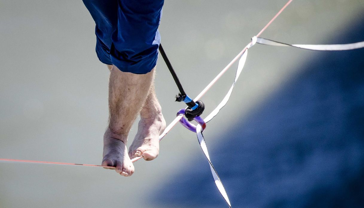 Jaan Roose sulla slackline sopra lo Stretto di Messina scivola a pochi metri dall'arrivo: sfuma il record