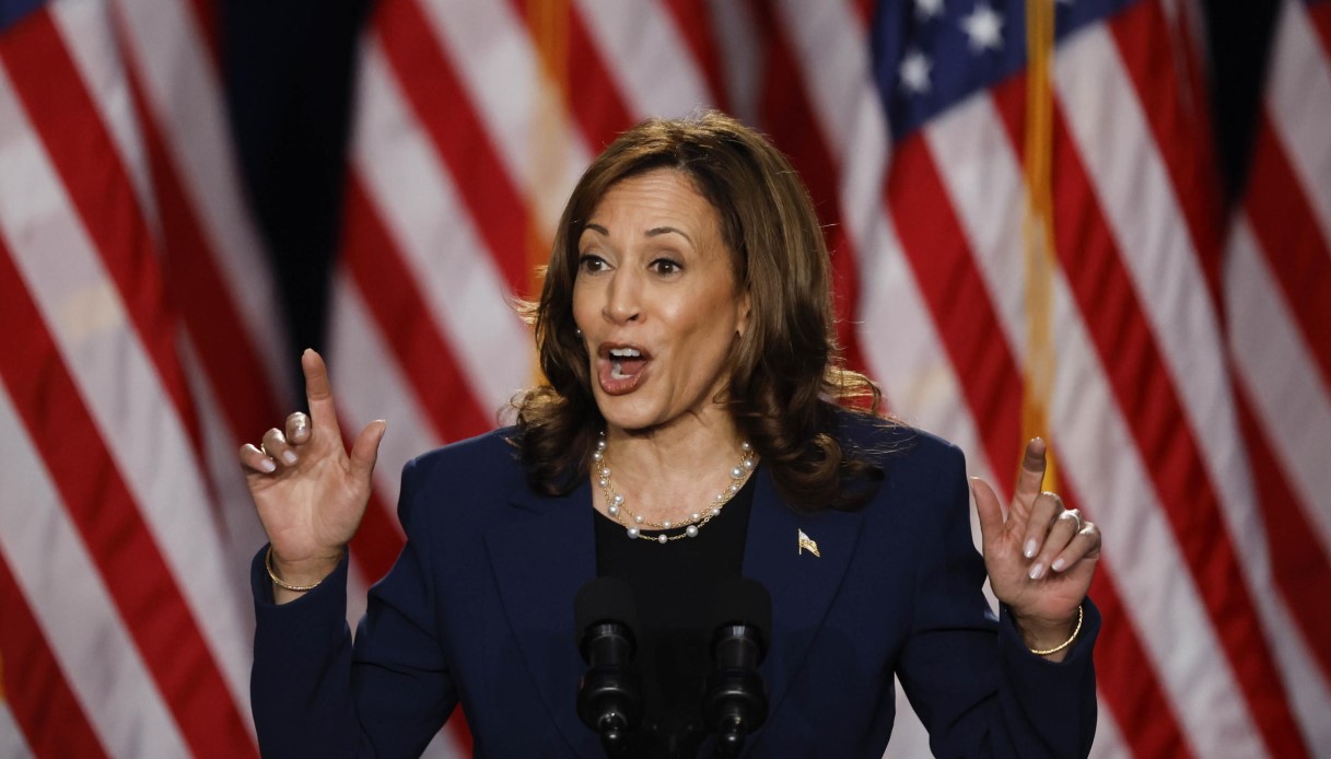 Kamala Harris al suo primo comizio dopo il ritiro di Biden: il partito di Trump chiede subito l'impeachment