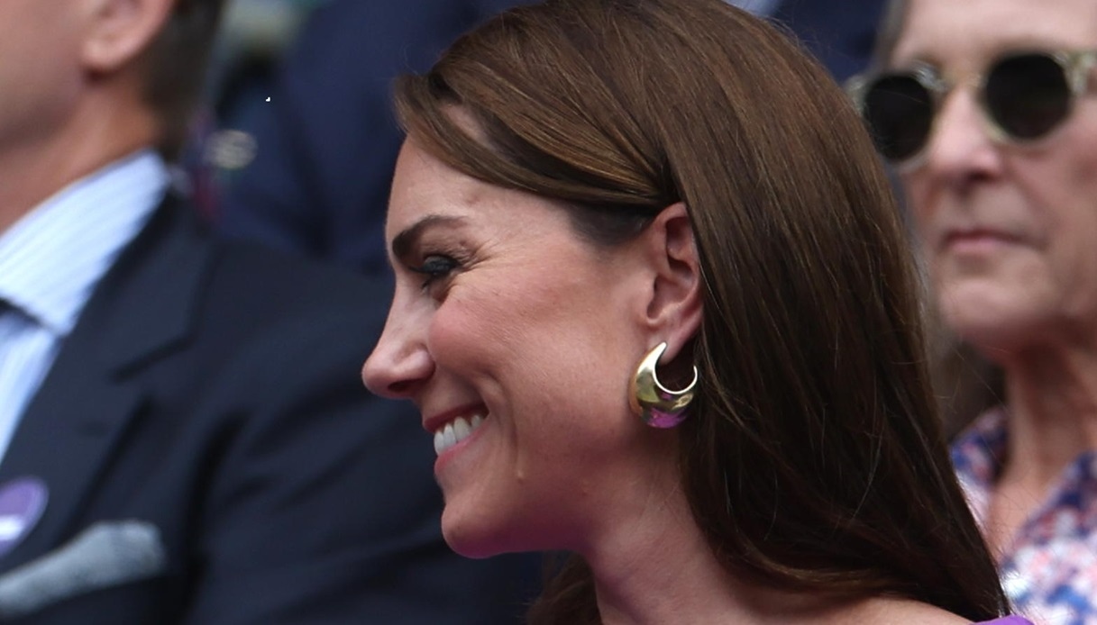 Kate Middleton a Wimbledon con un lungo vestito viola: la standing ovation per la principessa e la premiazione di Carlos Alcaraz