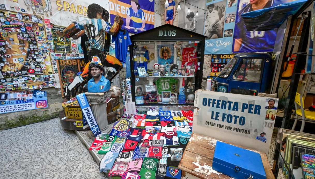 Avvocato di Maradona affigge la sentenza della Corte Tributaria davanti al murales a Napoli: “Non fu evasore”