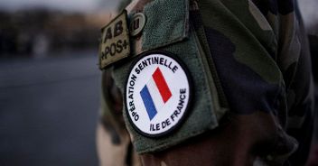 militare antiterrorismo accoltellato parigi sentinelle