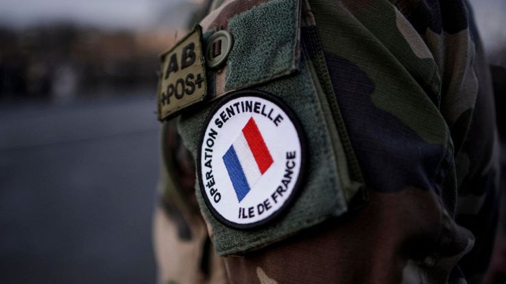 anti-terrorism soldier stabbed paris sentries