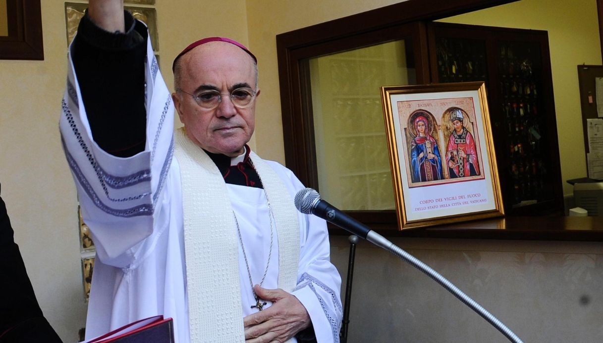 Monsignor Carlo Maria Viganò scomunicato dal Vaticano per scisma: "Rifiutava di riconoscere il Pontefice"