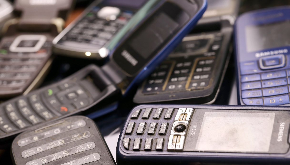 Dal Nokia 3310 all'iPhone 2, i cellulari che hanno fatto la storia: alcuni oggi valgono migliaia di euro