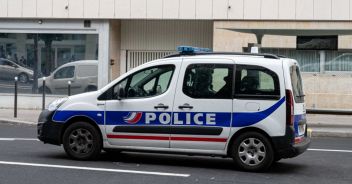 padre-getta-figli-finestra-suicida