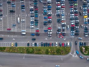 Parcheggi più cari per i SUV a Milano, la proposta sulla tariffa della sosta fa infuriare i cittadini