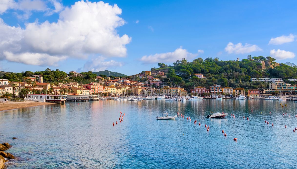 spiaggia La Rossa Isola d'Elba tettini ombrelloni