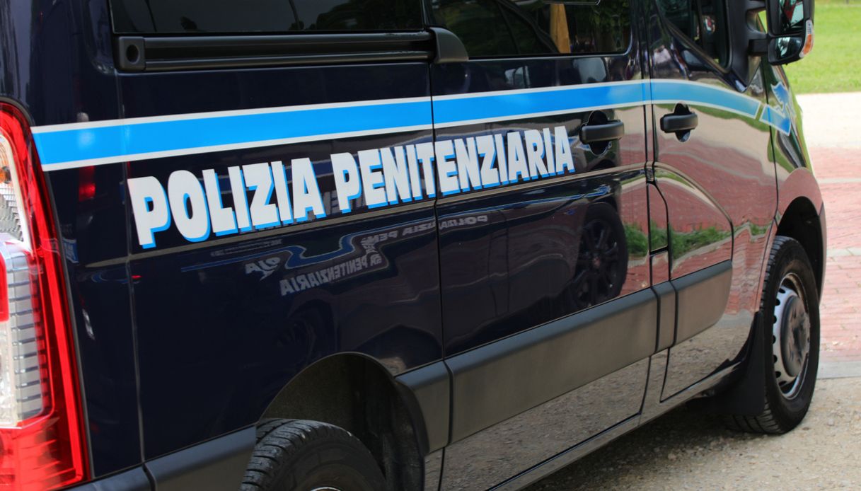 Un furgone della polizia penitenziaria