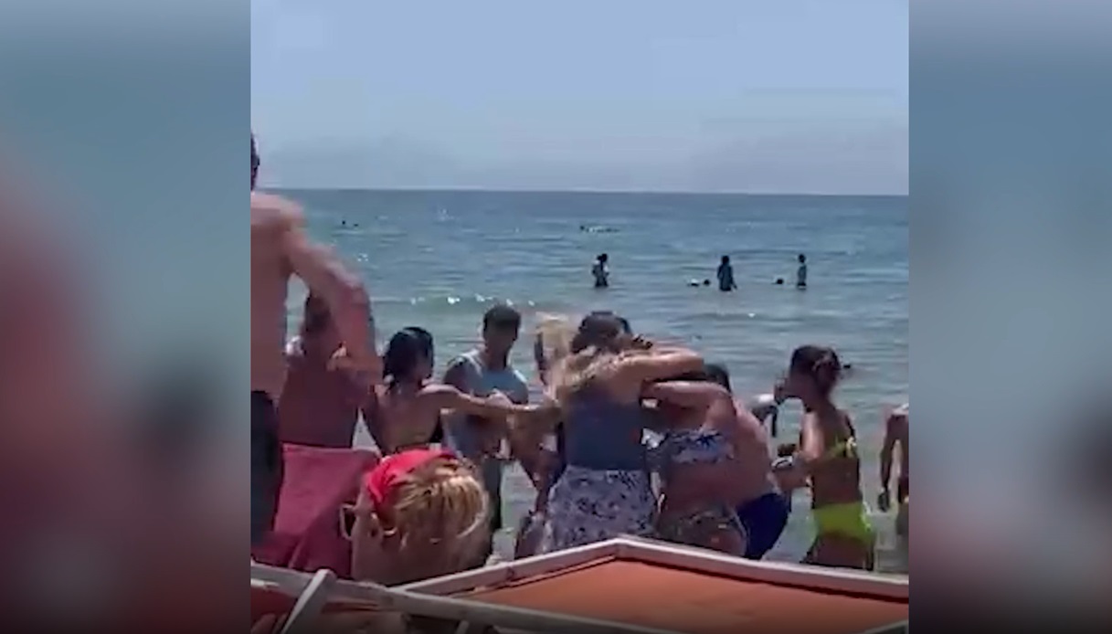 Il video della rissa tra donne in un lido di Varcaturo a Napoli: scoppia il  caos per i lettini in riva al mare