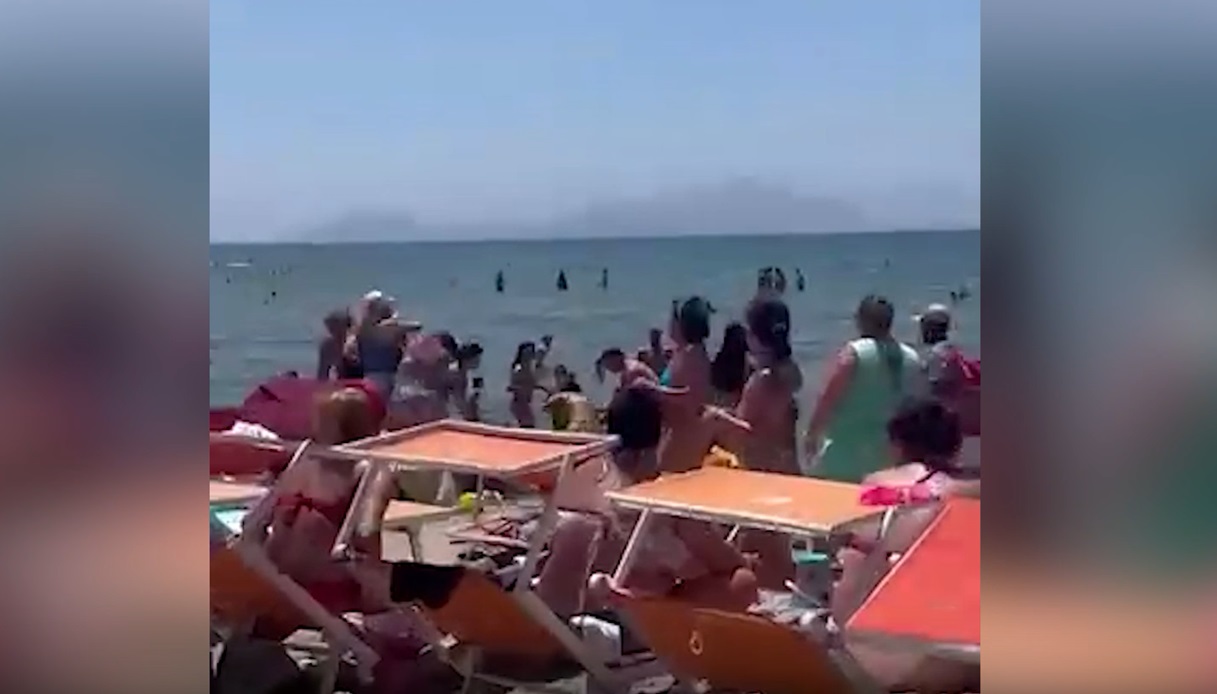 Lido a Varcaturo, Napoli: scoppia una rissa tra donne per i lettini in riva al mare davanti a decine di bagnanti