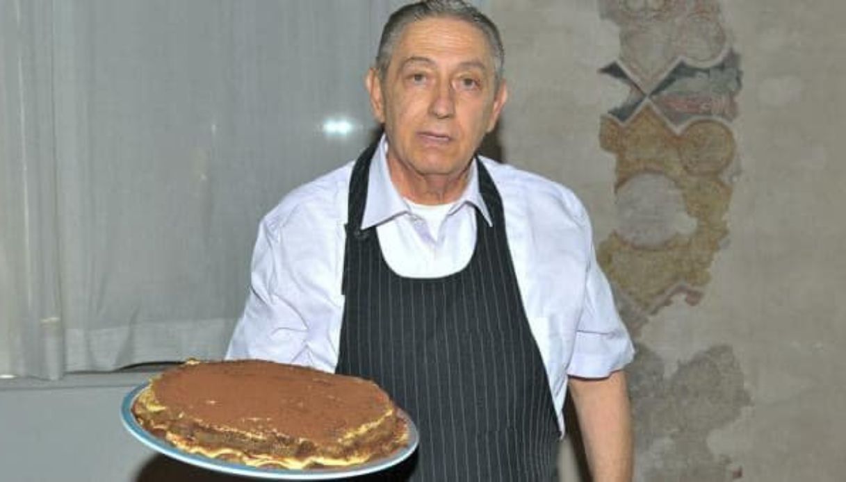 Addio a Roberto Linguanotto, muore il papà del tiramisù: la sua ricetta e la genesi “hot” del dolce più famoso