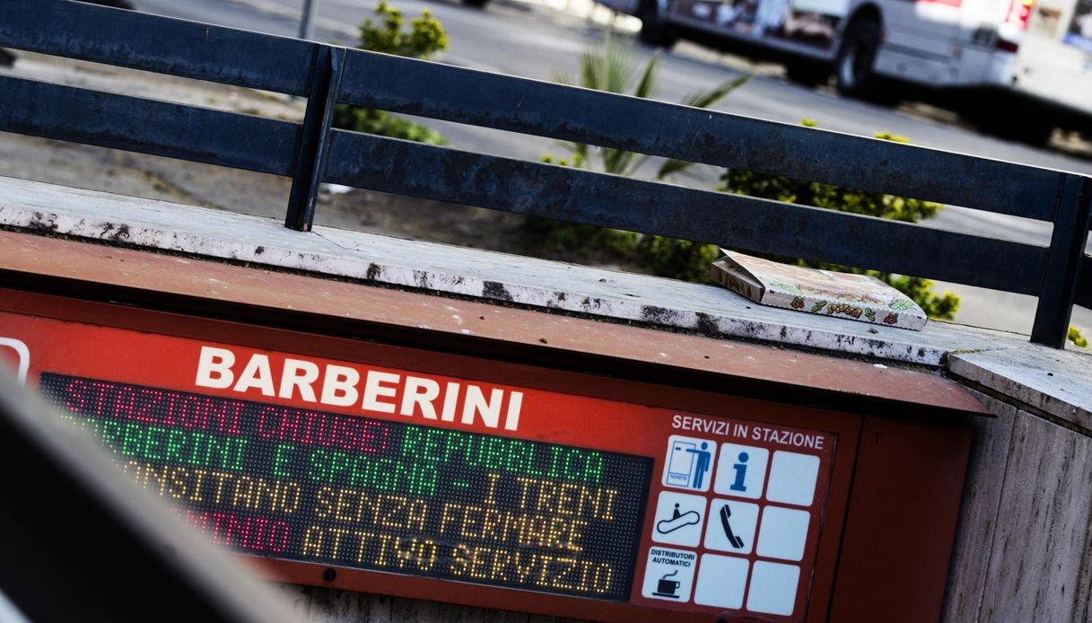 Una persona ha spruzzato spray al peperoncino alla stazione metro Barberini a Roma: indagini in corso