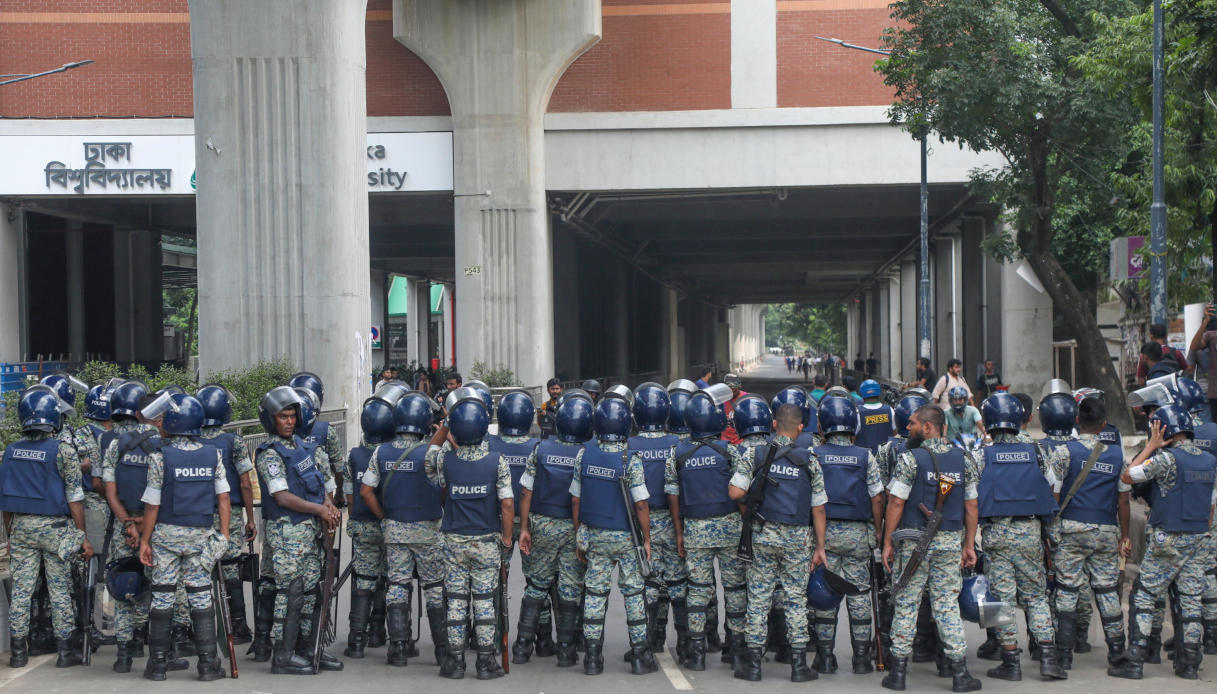 Polizia del Bangladesh in tenuta antisommossa