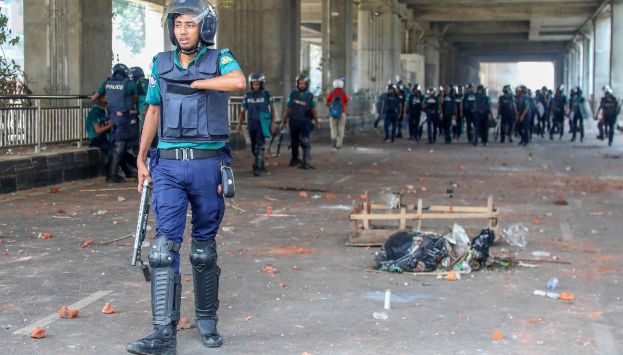 Polizia del Bangladesh in tenuta antisommossa