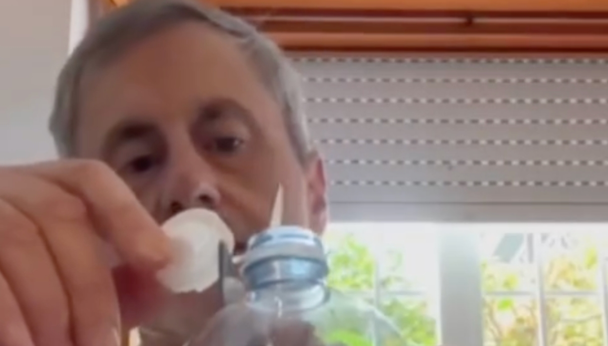 Tappi bottiglie plastica Gianni Alemanno Unione europea Salvini