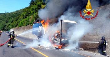 tir-fiamme-a1-autostrada-incendio-traffico