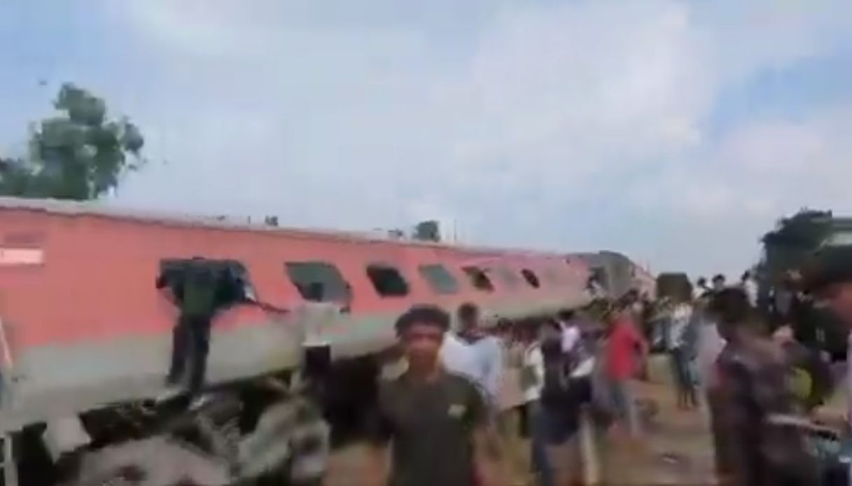 Un tren descarriló en India y 8 vagones volcaron en un accidente en Uttar Pradesh: al menos 4 muertos