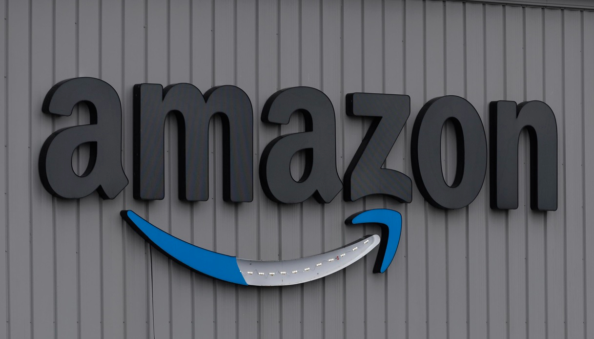 Truffe Amazon, il colosso dell'e-commerce lancia l'allarme agli utenti: in che modo si rischia di venire raggirati