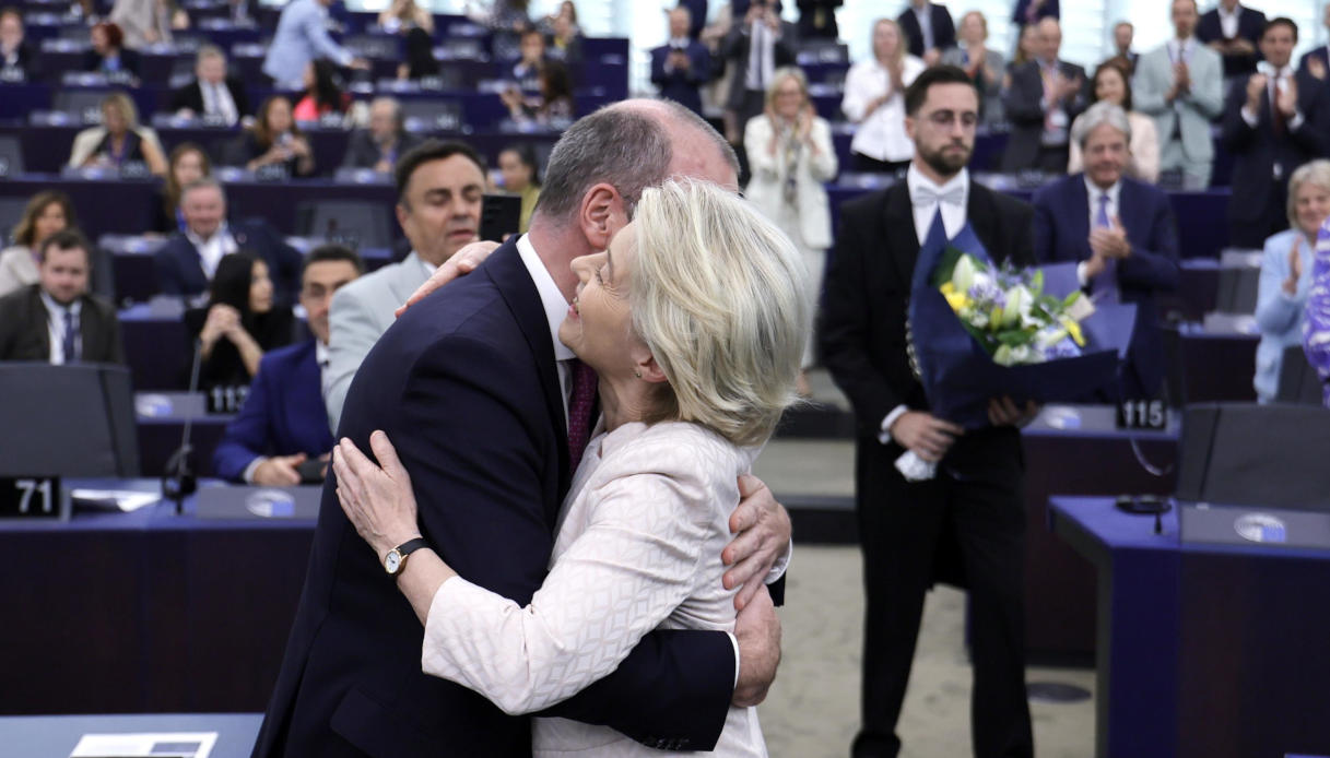 L'abbraccio fra Ursula von der Leyen e Manfred Weber, presidente del Ppe