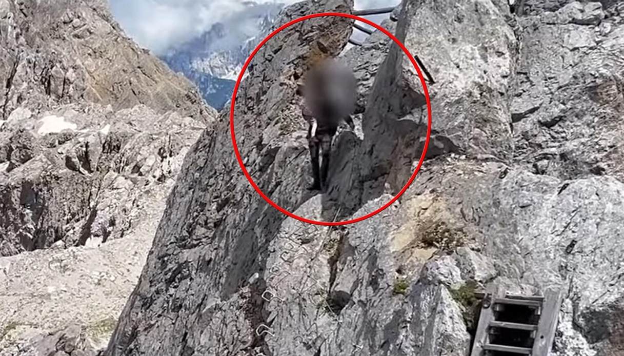 Dolomiti, il video dei genitori con il braccio il bimbo senza attrezzatura adeguata sulla ferrata Bepi Zac