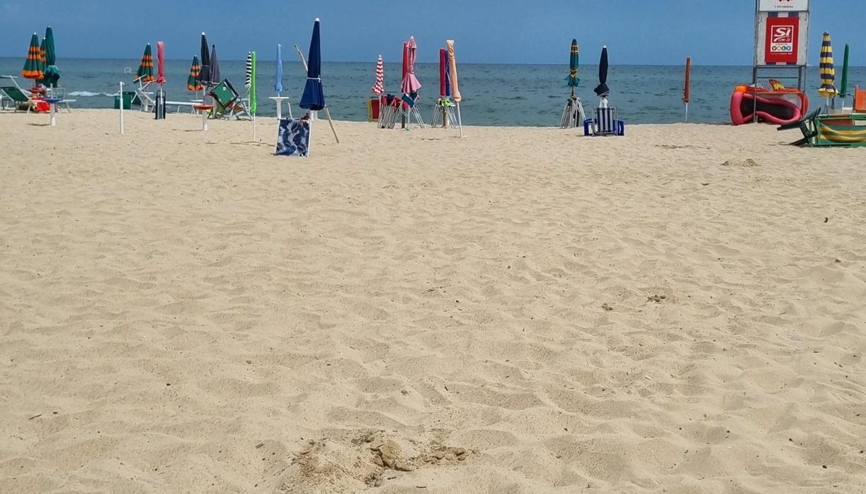 Fulmine sulla spiaggia di Alba Adriatica: una delle donne colpite è ...