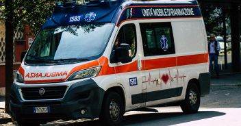 ambulanza-bareggio-milano-morto-operaio