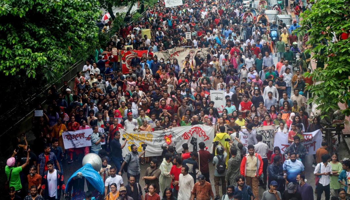 Proteste Bangladesh, almeno 300 morti durante le manifestazioni contro il Governo della premier Sheikh Hasina