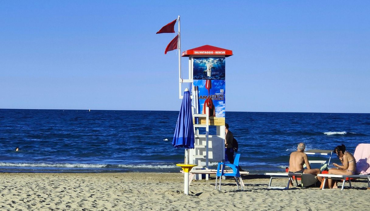 Bimbo trova una bomba della Seconda Guerra Mondiale in spiaggia a Rosolina (Rovigo): credeva fosse una noce