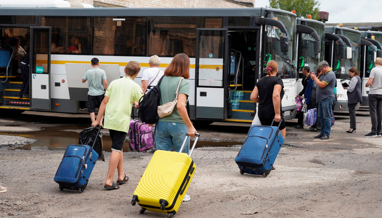 Le persone dei distretti di confine della regione di Kursk salgono sugli autobus per recarsi nei campi estivi per bambini nella regione di Mosca, a Kursk, in Russia.